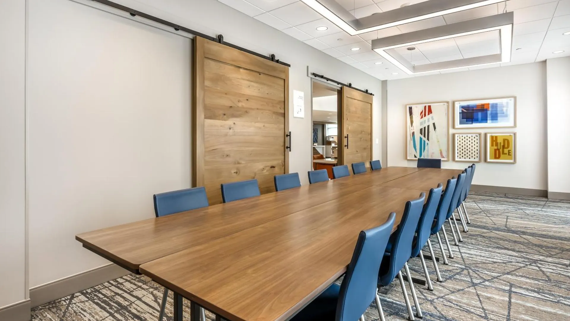 Holiday Inn Express & Suites Nashville West End - Univ Area By Ihg 3*,