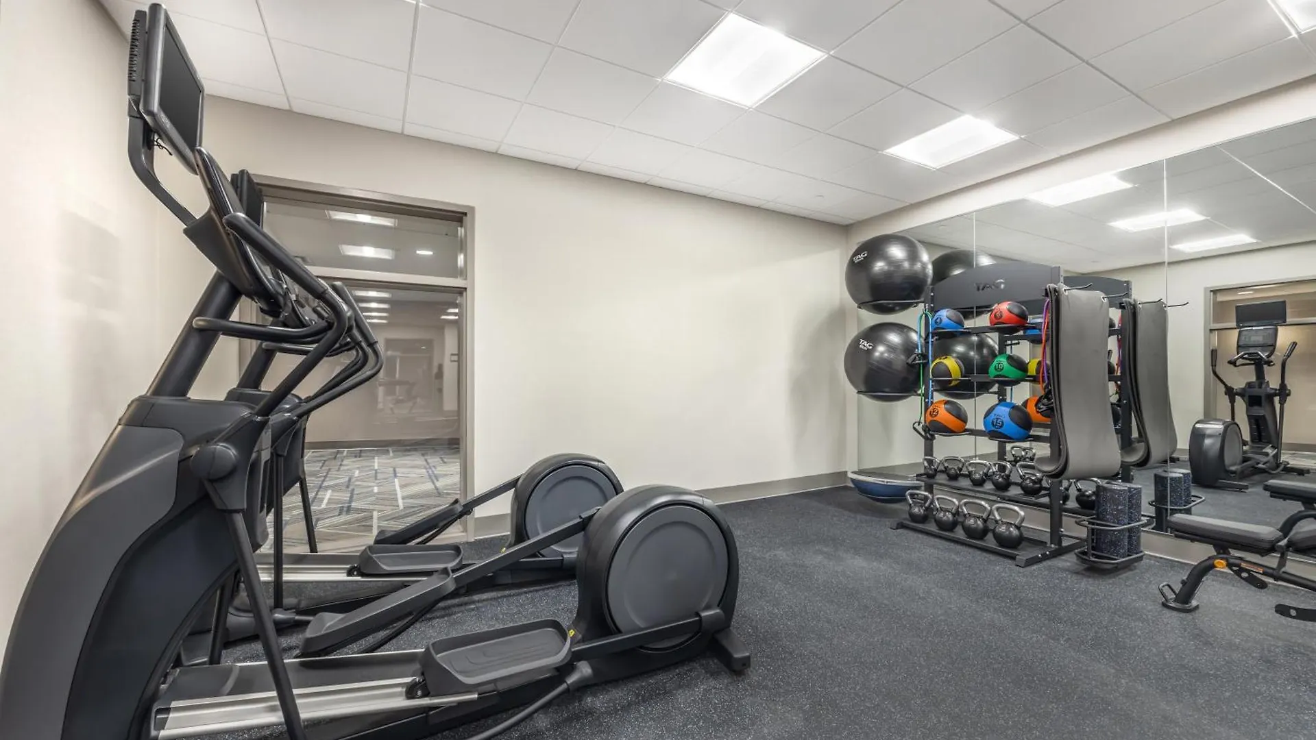 Holiday Inn Express & Suites Nashville West End - Univ Area By Ihg 3*,